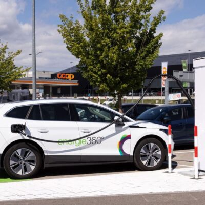 Energie 360° hat bereits an über 120 Coop-Verkaufsstellen und -Einkaufszentren Ladestationen für Elektroautos installiert. Die beiden Unternehmen bauen das E-Ladenetz nun weiter aus: Bis 2026 können Elektromobilist*innen an über 200 Coop-Standorten in der ganzen Schweiz bequem während des Einkaufs laden. Dabei kommen über 150 neue Schnellladestationen mit einer Leistung von bis zu 200 kW hinzu.