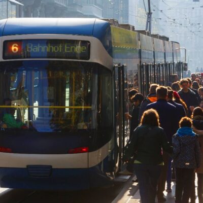 VBZ-Passagiere an der Bahnhofstrasse